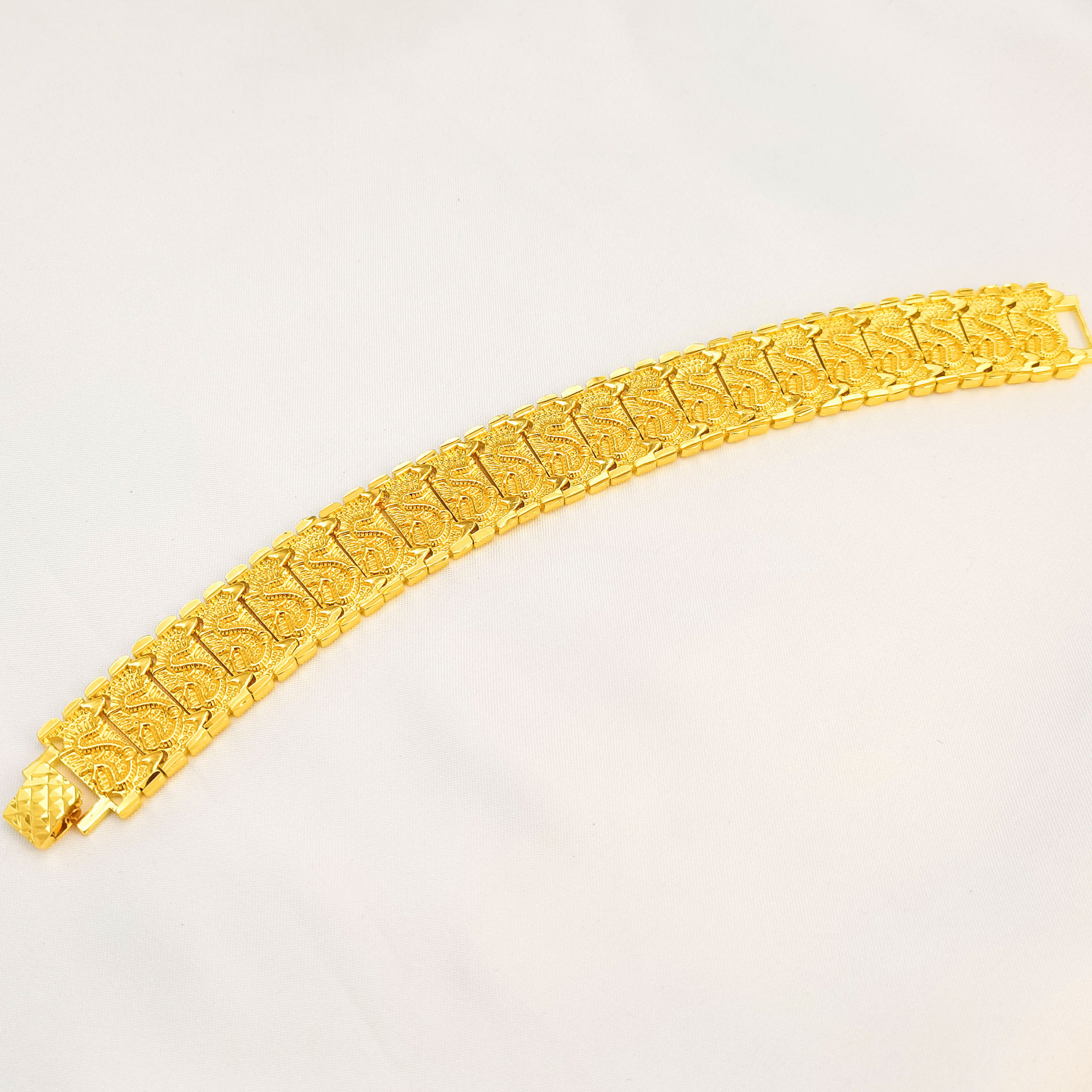 The Vietnamese sand gold men's dragon pattern bracelet is a powerful wide gold-plated watch chain and bracelet with a high-end feel Specification image