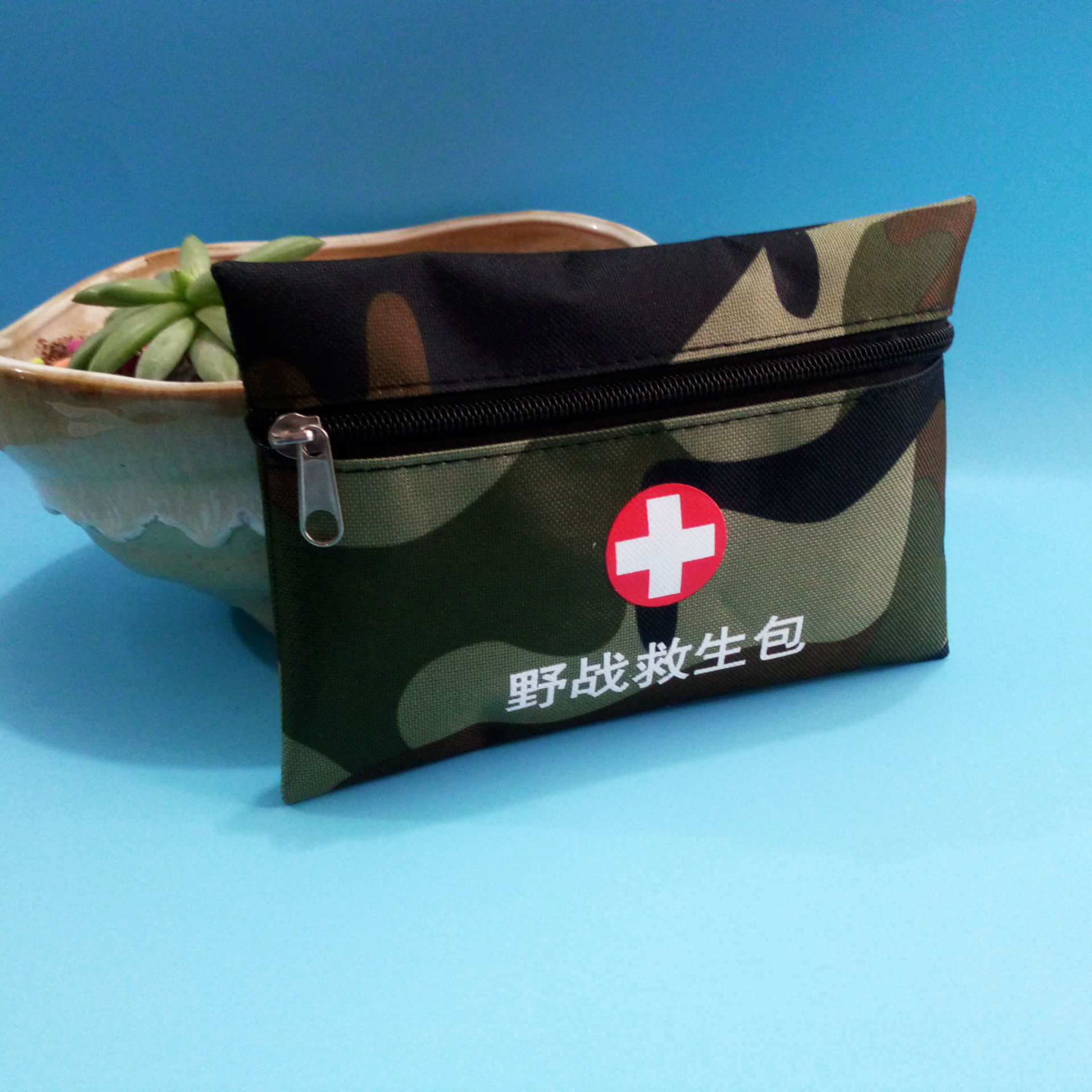 Camouflage high-temperature bag, waterproof medical emergency kit, home outdoor survival custom logo, outdoor field first aid kit Application Scenario