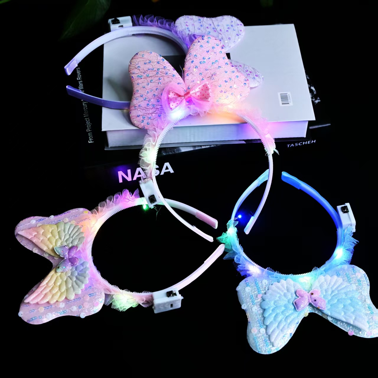 The new illuminated ice and snow Kuromi hair band, rabbit ear headband, bow hair accessory and lamp hair clip are available for street vending at the night market Application Scenario