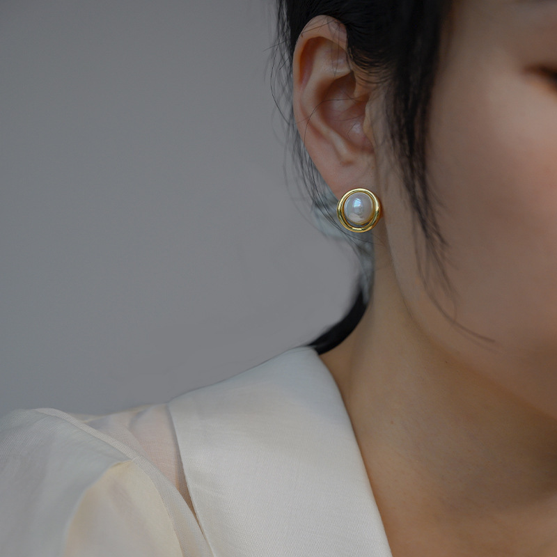 High-end pearl stud earrings, niche women's metal-rimmed earrings, simple and fashionable commuter stud accessories wholesale details Picture