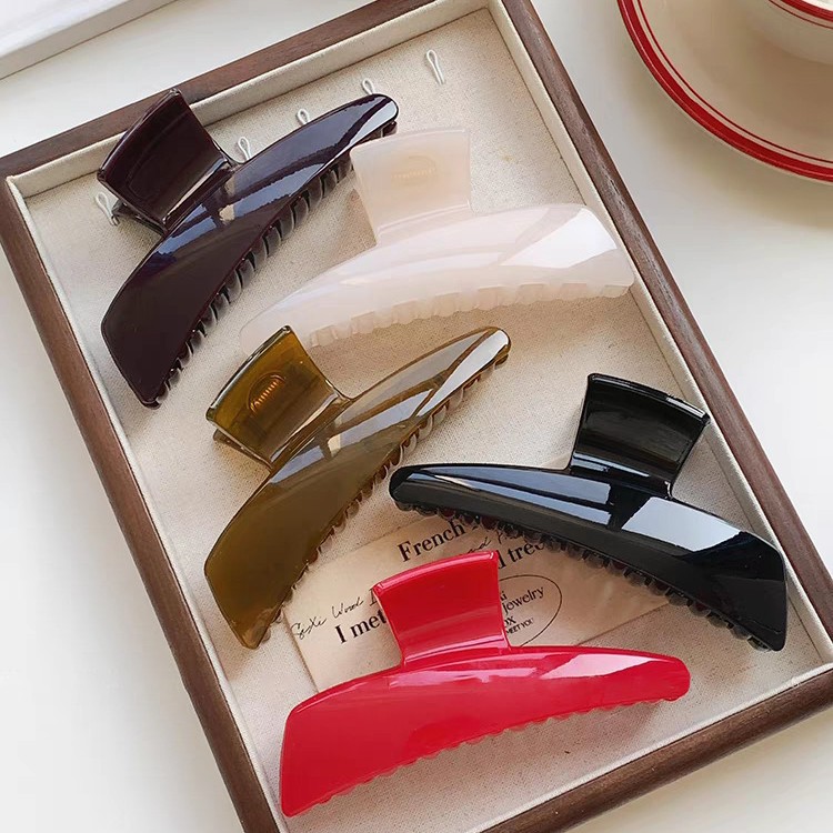 2025 Niche design Korean large hair clip for women, simple and versatile shark clip for the back of the head Application Scenario