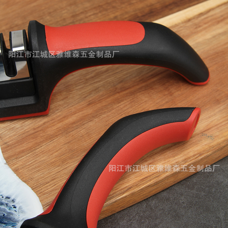 Cross-border handheld rojo negro afilador de cuchillos piedra afilador manual afilador rápido cocina hogar tres secciones cuatro secciones afilador de cuchillos barra Application Scenario