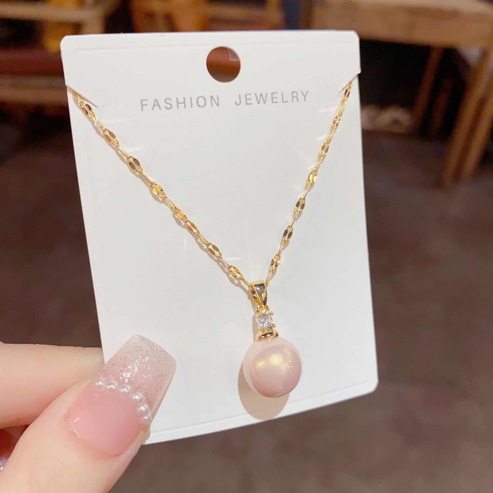 This is a fashionable, simple and elegant imitation pearl titanium steel necklace with the same style as Douyin. It has a niche design sense and is versatile and exquisite collarbone chain Application Scenario