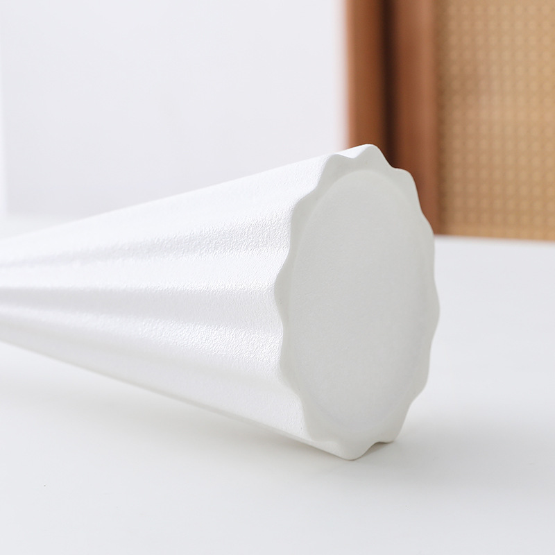 2025 Nordic-style light luxury ceramic vase, creative and high-end water-grown fresh flower decorative item for living room and dining table flower arrangement Application Scenario