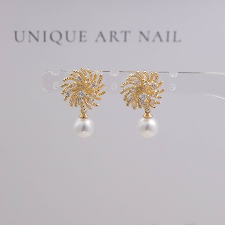 Xuhui brand's new copper-plated real gold S925 silver needle freshwater pearl snowflake style commuter earrings exude a sense of high-end sophistication full figure