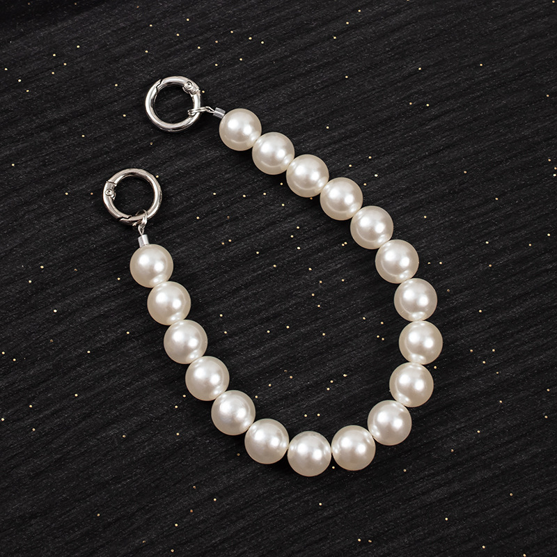 Pearl chain phone lanyard, crossbody, hand-held, shoulder strap, neck strap, detachable, Korean version, versatile and anti-loss phone chain Application Scenario