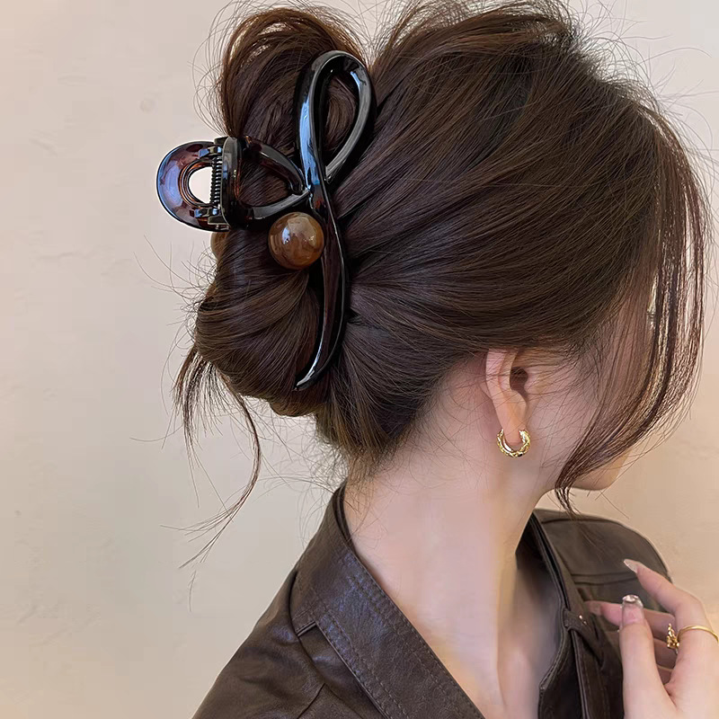 The 2025 new high-end Maillard grab clip, large women's back head shark clip hair clip, elegant hair accessory for summer