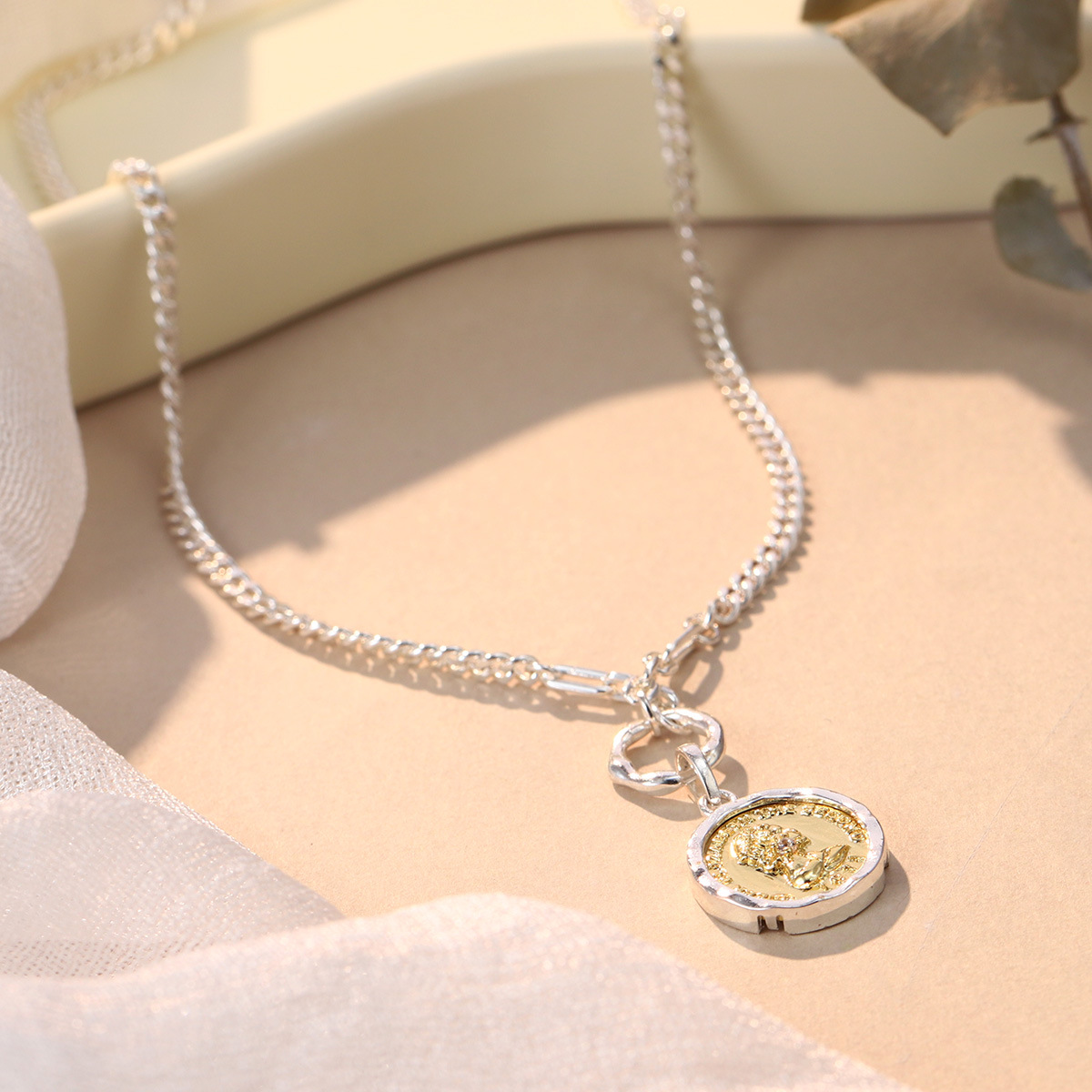 European and American metal round coin human figure necklace, elegant collarbone chain, individual fish, light luxury, 2025 necklace sweater chain trend details Picture