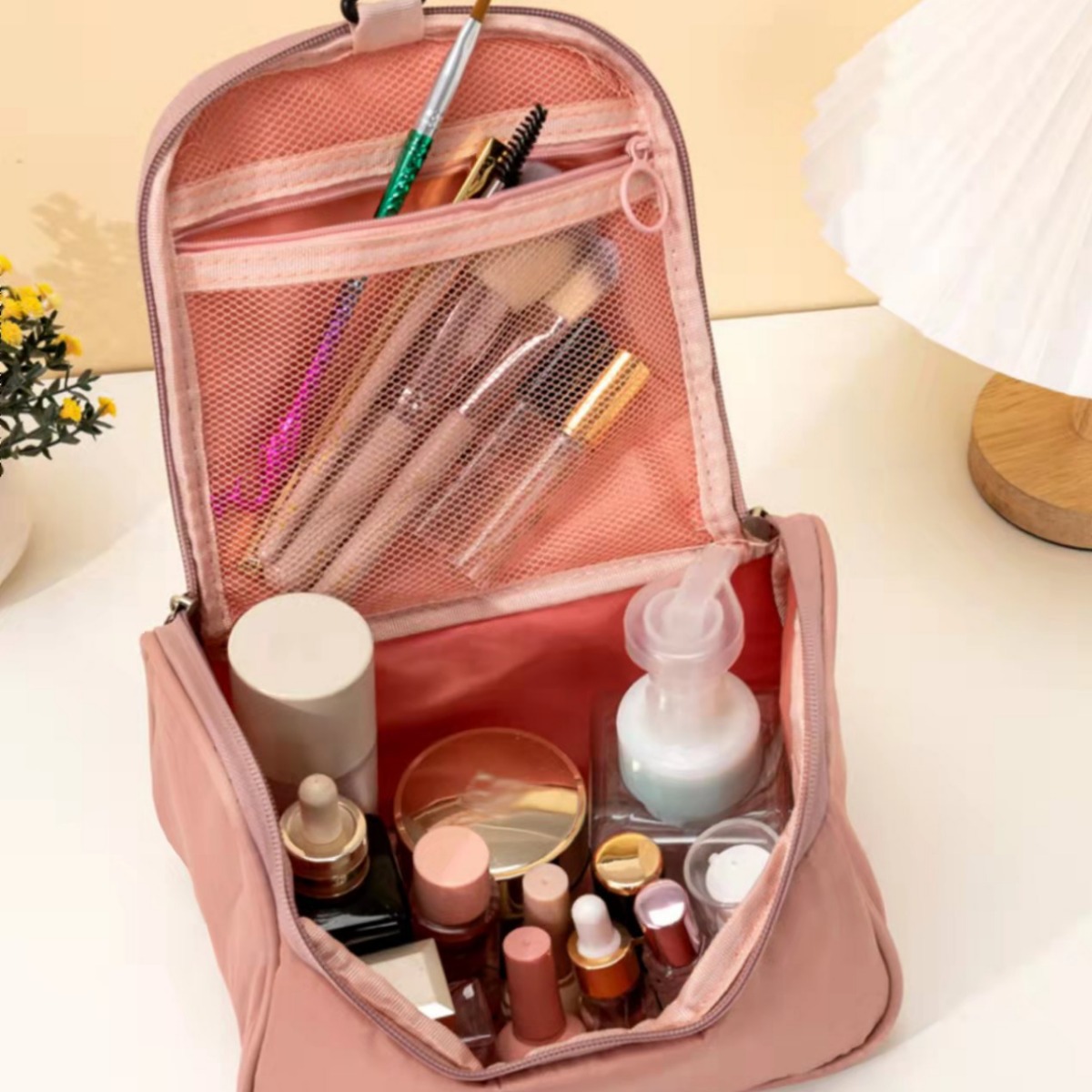 New large-capacity travel makeup bag, storage bag, fashionable fabric bag, waterproof toiletry bag, hook bag, girls' portable bag details Picture