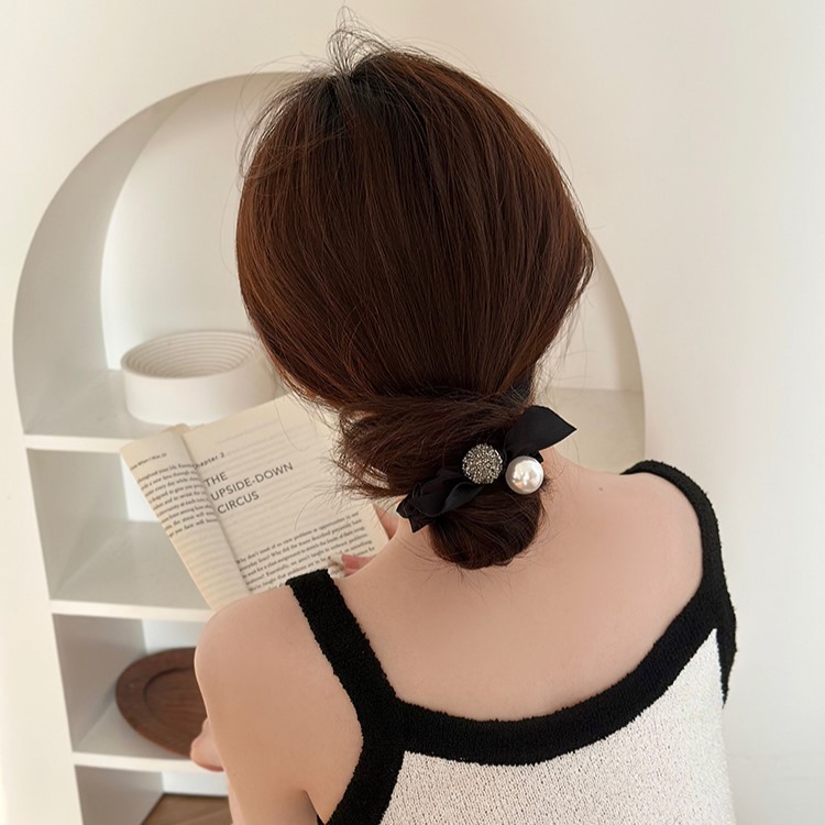 A new 2024 hair tie with a hair band, a pearl-black large intestine hair band, exudes a high-end feminine charm Specification image
