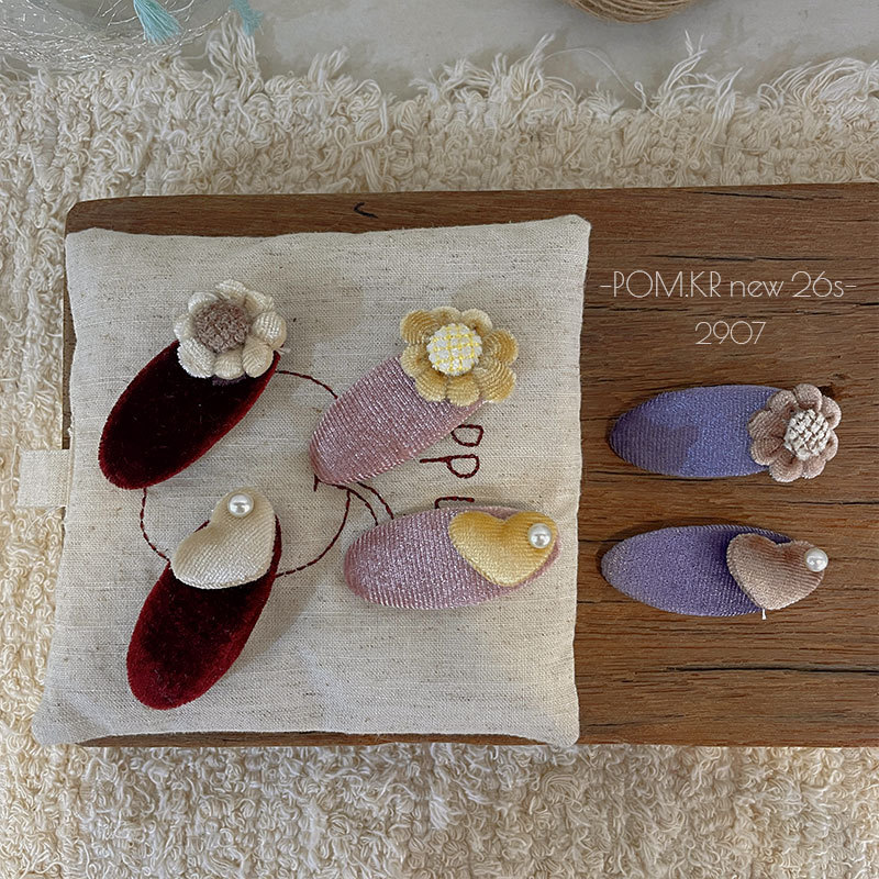 New Korean-style autumn and winter flower-shaped heart-shaped hair clips, oval-shaped handcrafted children's bye-bye clip pairs, sweet bangs clip hair accessory details Picture