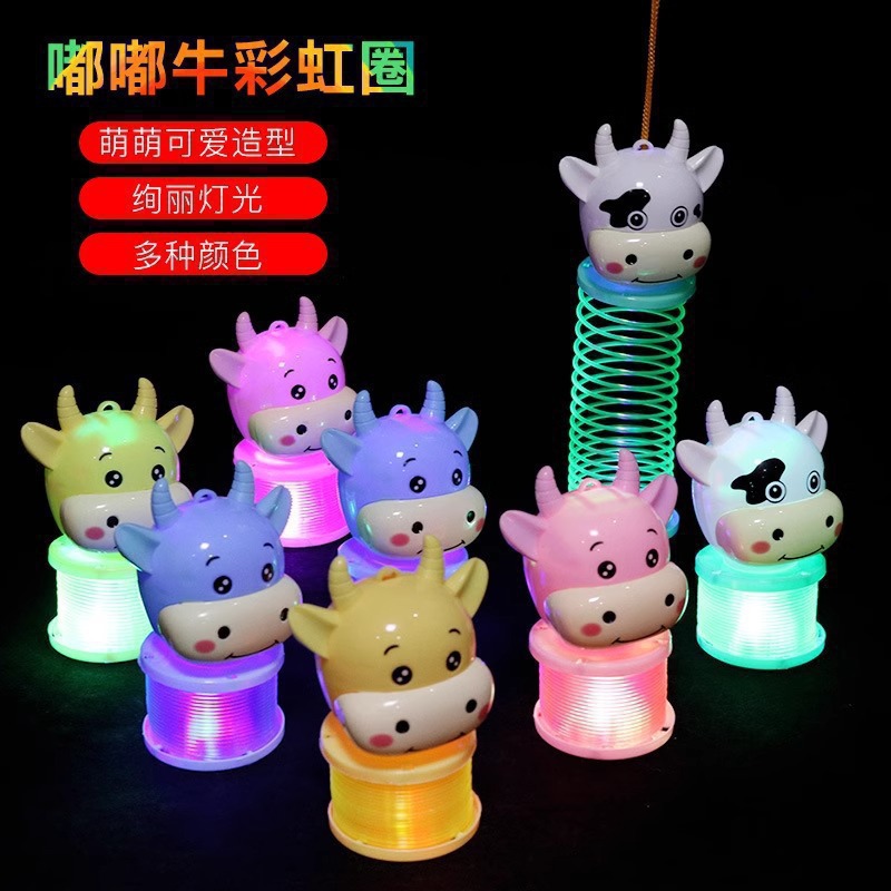 Cartoon rainbow circle spring hand-held lanterns and hand-held glowing bull lanterns are selling well at street stalls as toys for the Year of the Ox