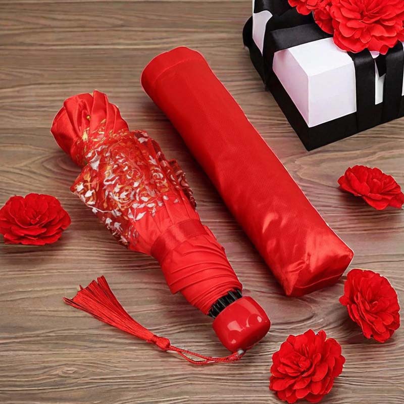 National trend wedding red umbrella: A large red three-fold umbrella with festive lace, a Chinese-style retro wedding folding umbrella Application Scenario