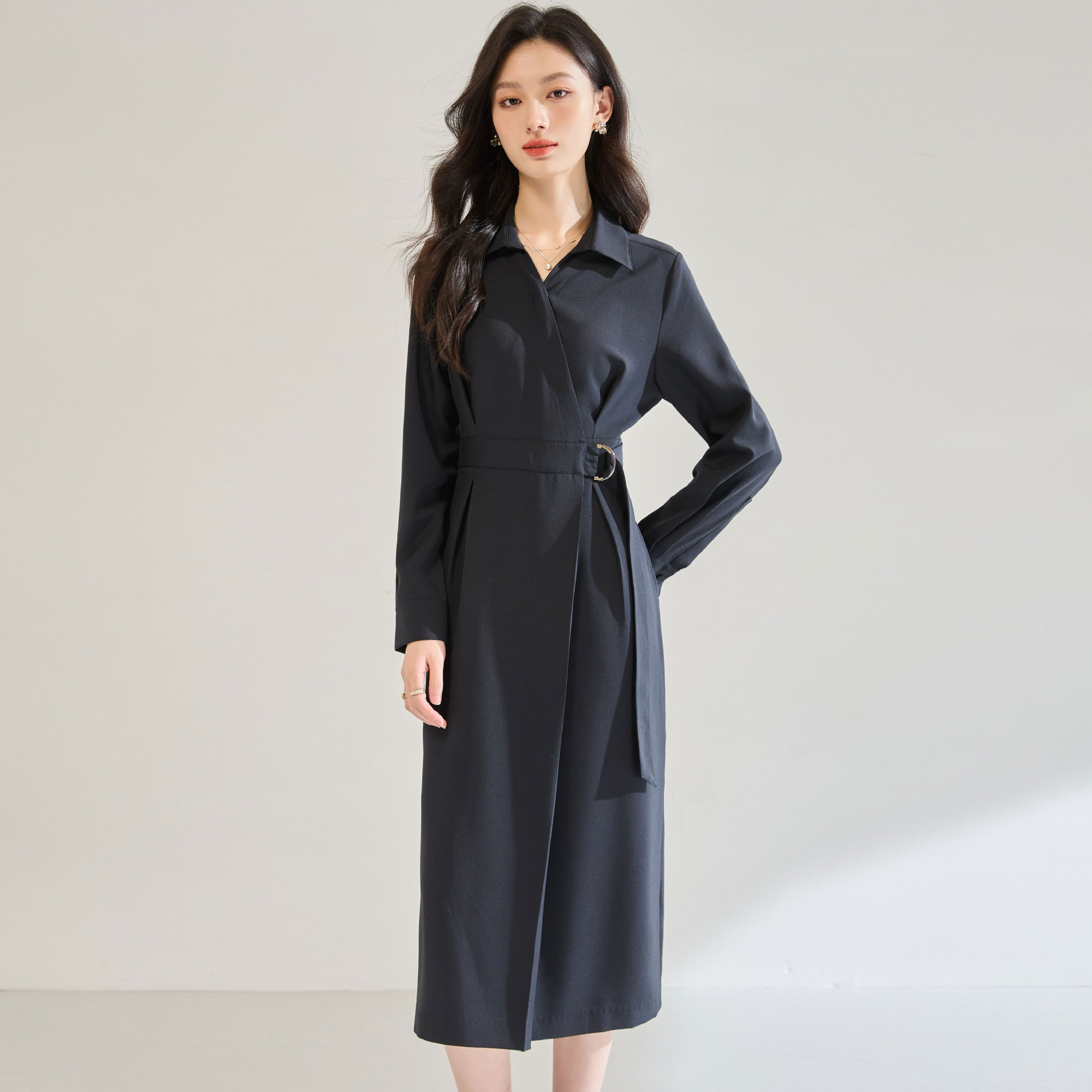 25秋季优雅气质通勤收腰显瘦衬衫翻领不对称斜襟长袖连衣裙25565产品图