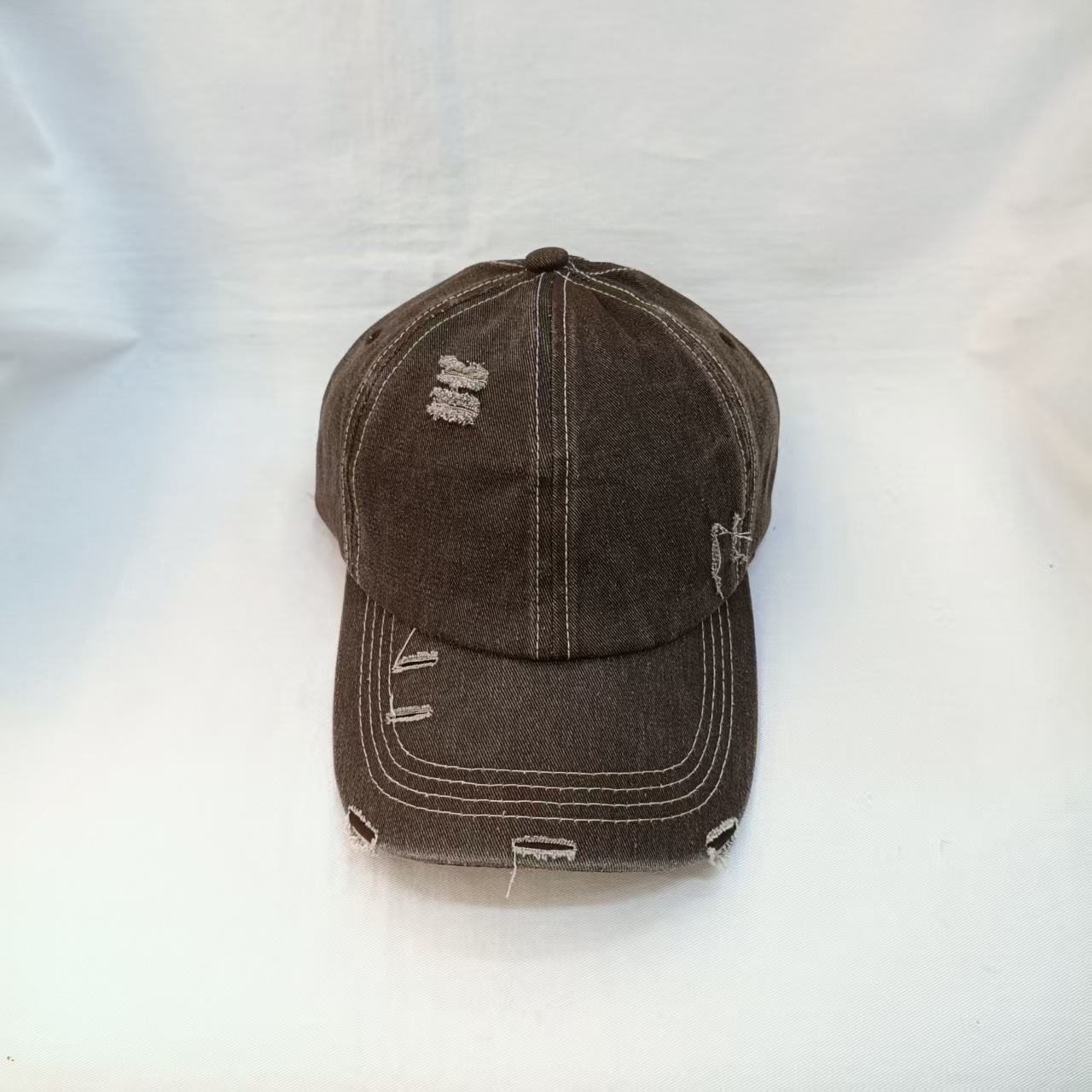 New four-season retro washed distressed distressed hole baseball cap, trendy foreign trade solid color bright thread baseball cap, men's breathable cap Application Scenario