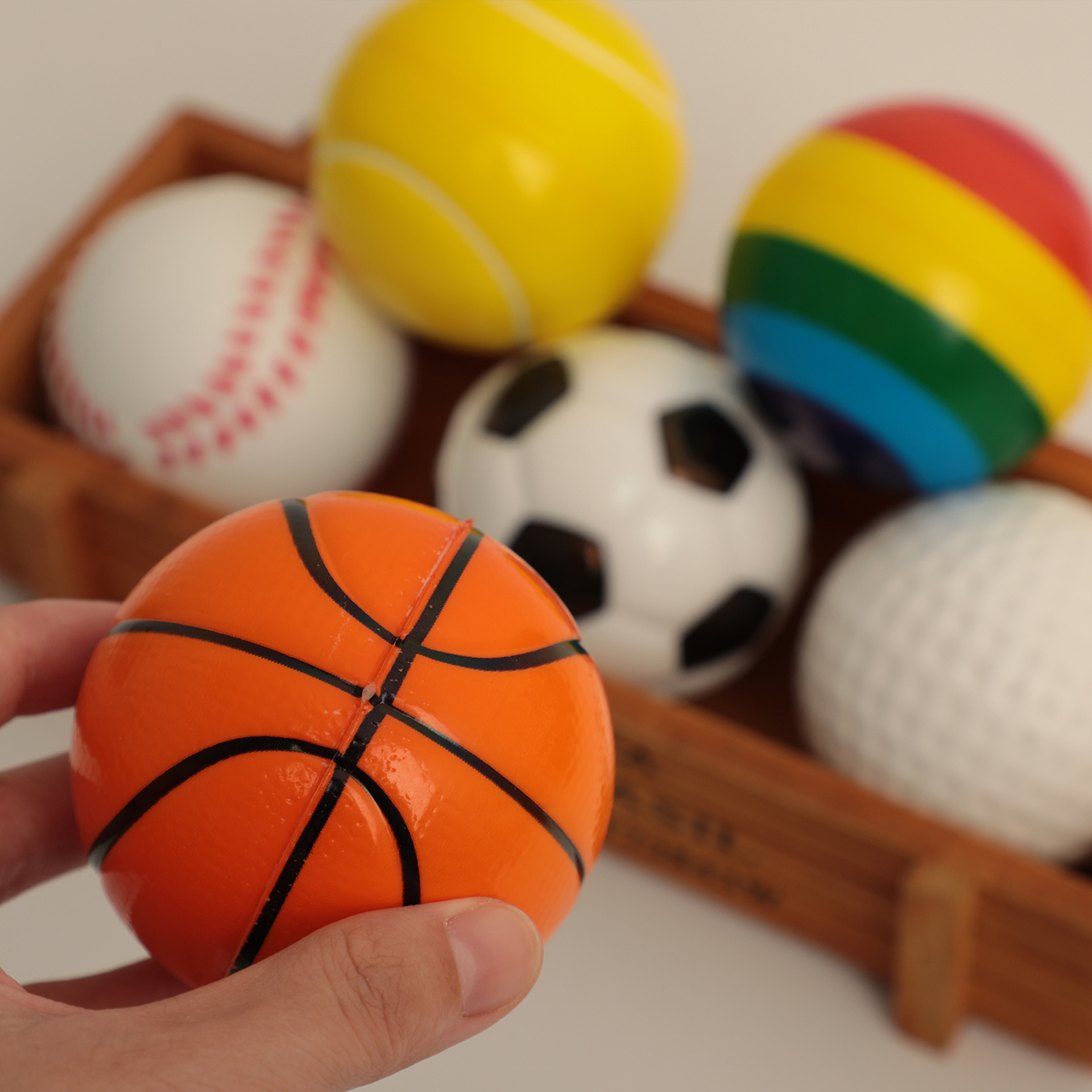 Pequeño libro rojo búsqueda caliente juguetes para niños paletas baloncesto fútbol juguete de bola elástica juguete de goma disponible al por menor disponible al por mayor details Picture