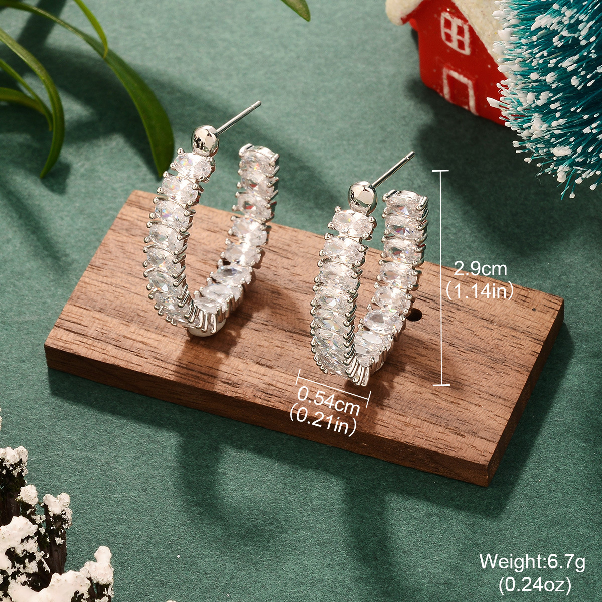 Amazon's new Christmas earrings are copper-plated with real gold and slightly inlaid with zircon, a fashionable women's C-shaped geometric design for autumn and winter Application Scenario