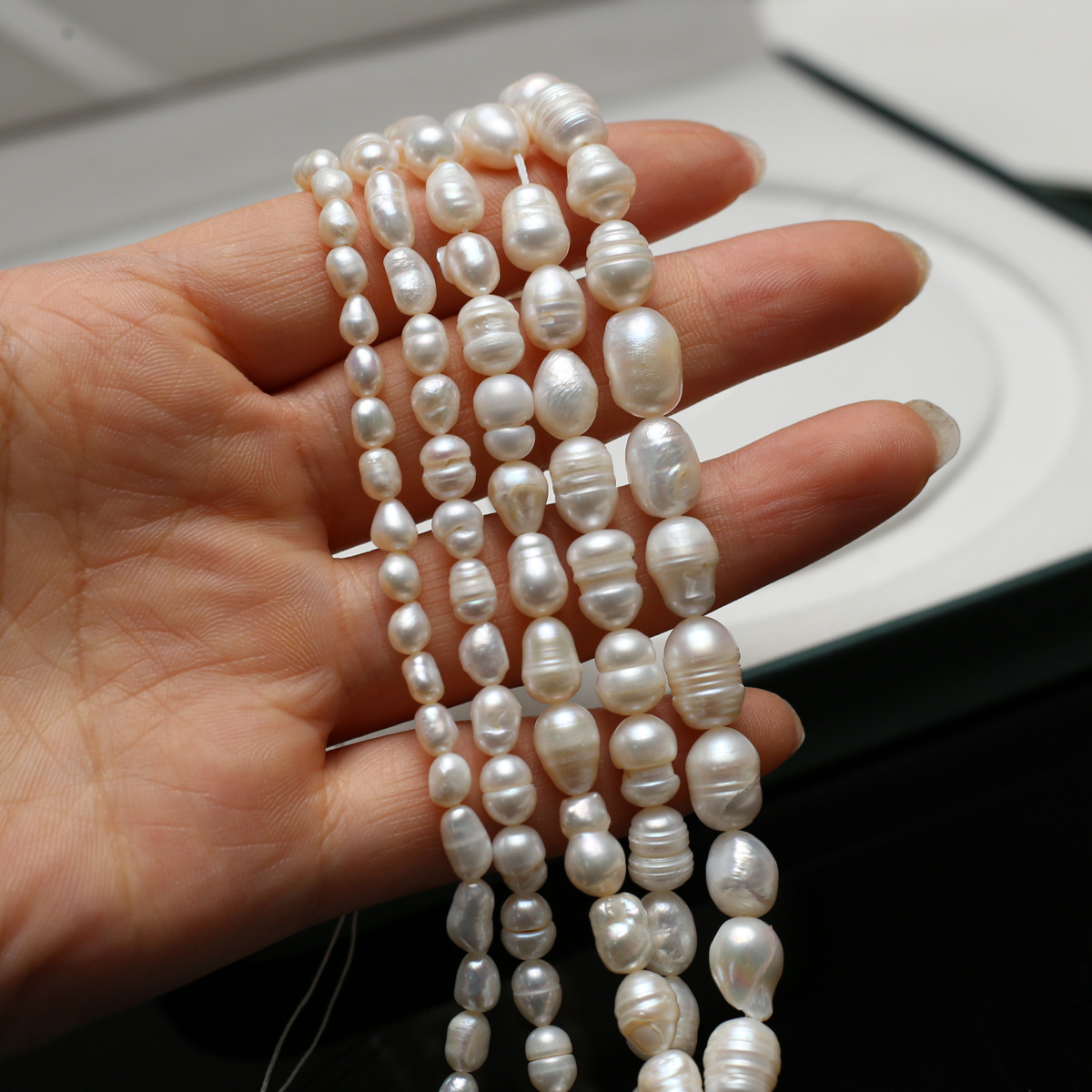 Bulk wholesale of natural freshwater rice-shaped pearl loose beads with tassel necklaces and headwear, DIY beaded hairpins materials Item Picture