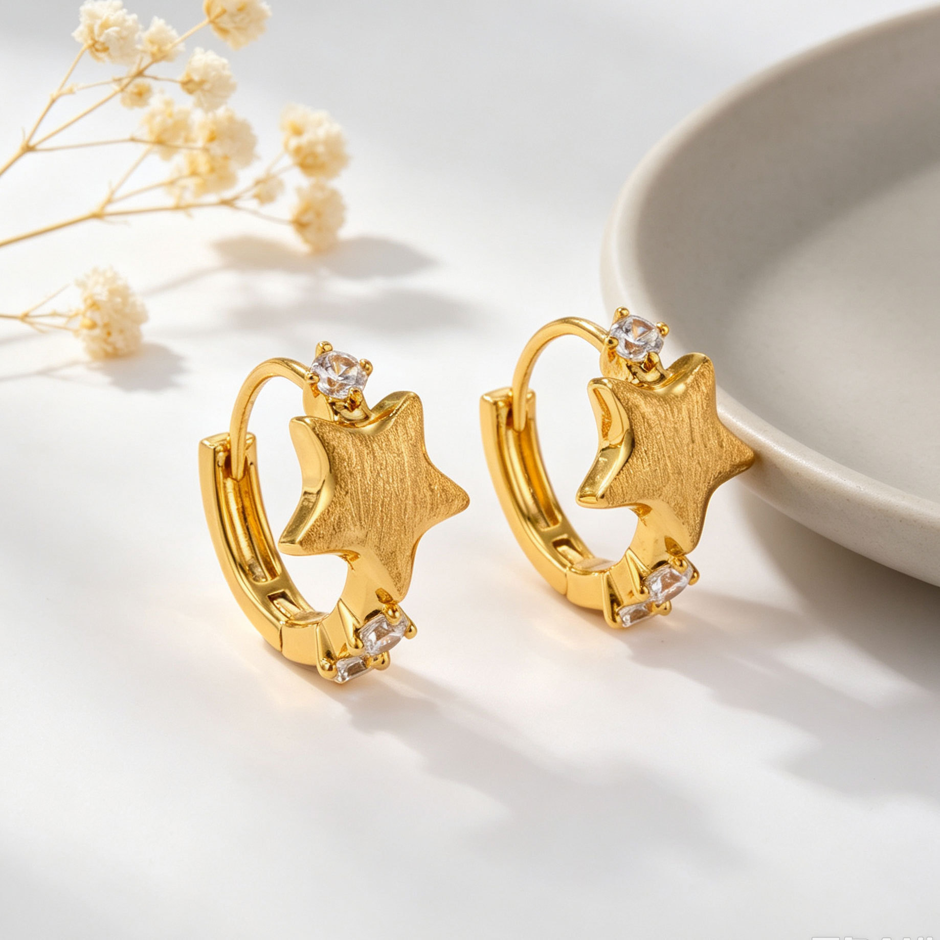 The original factory's brushed five-pointed star earring is made of copper alloy, real gold electroplated with zirconium, and is a light luxury and high-end earring accessory Application Scenario