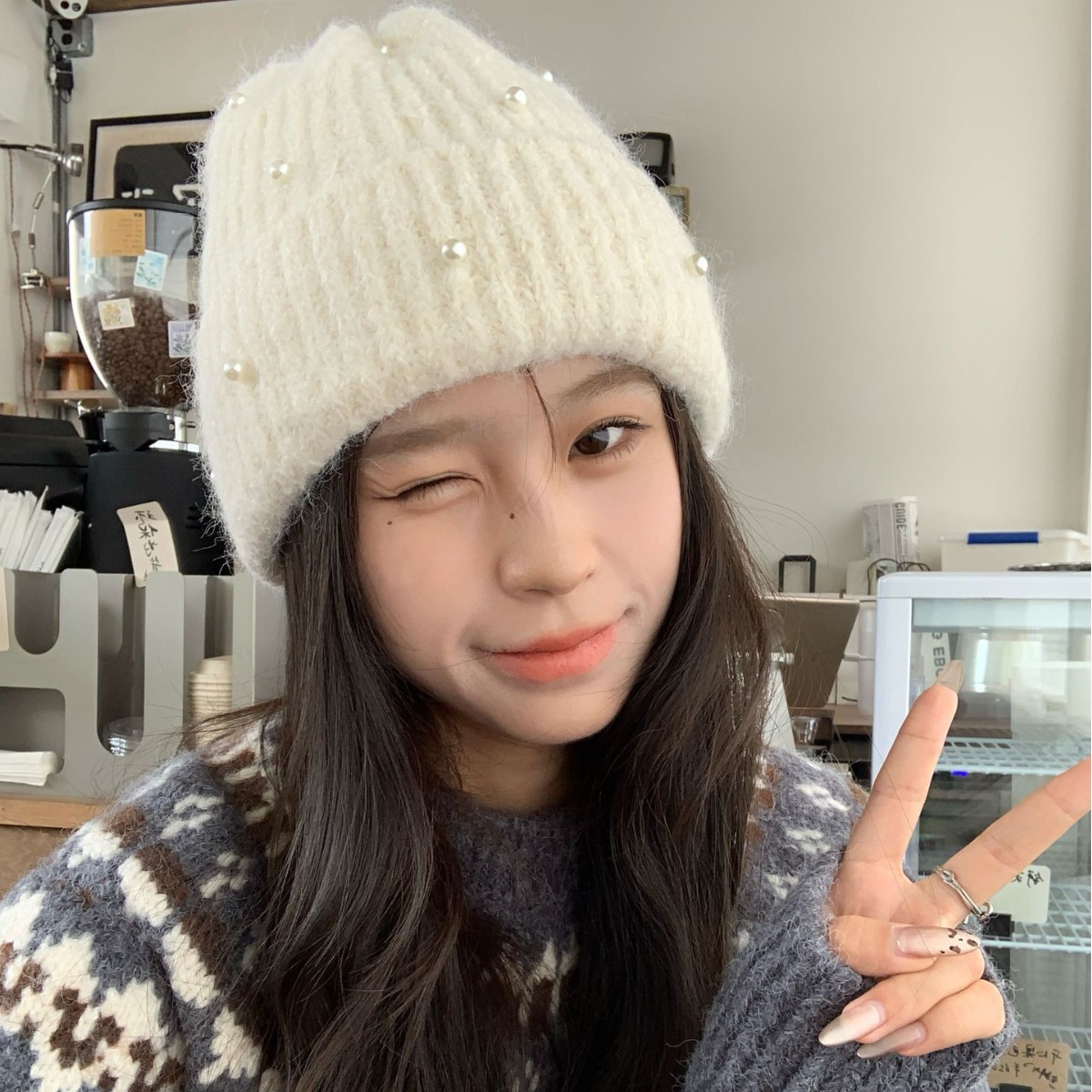 New autumn and winter heavy-duty pearl knitted woolen cap for women, a versatile ear-protecting knitted cap that makes the face look slimmer, keeps the head warm and cool