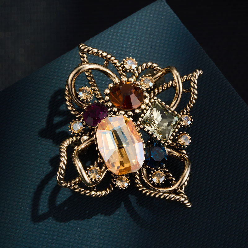 Retro light luxury style irregular flower brooch, versatile for daily use, suitable for suit jacket accessories, exquisite brooch new pin