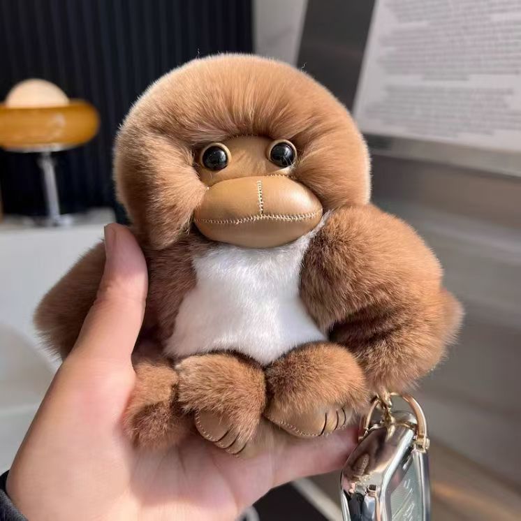 仿獭兔毛可爱幸运小猴子长臂猴包包挂件毛绒后视镜汽车挂饰萌趣细节图