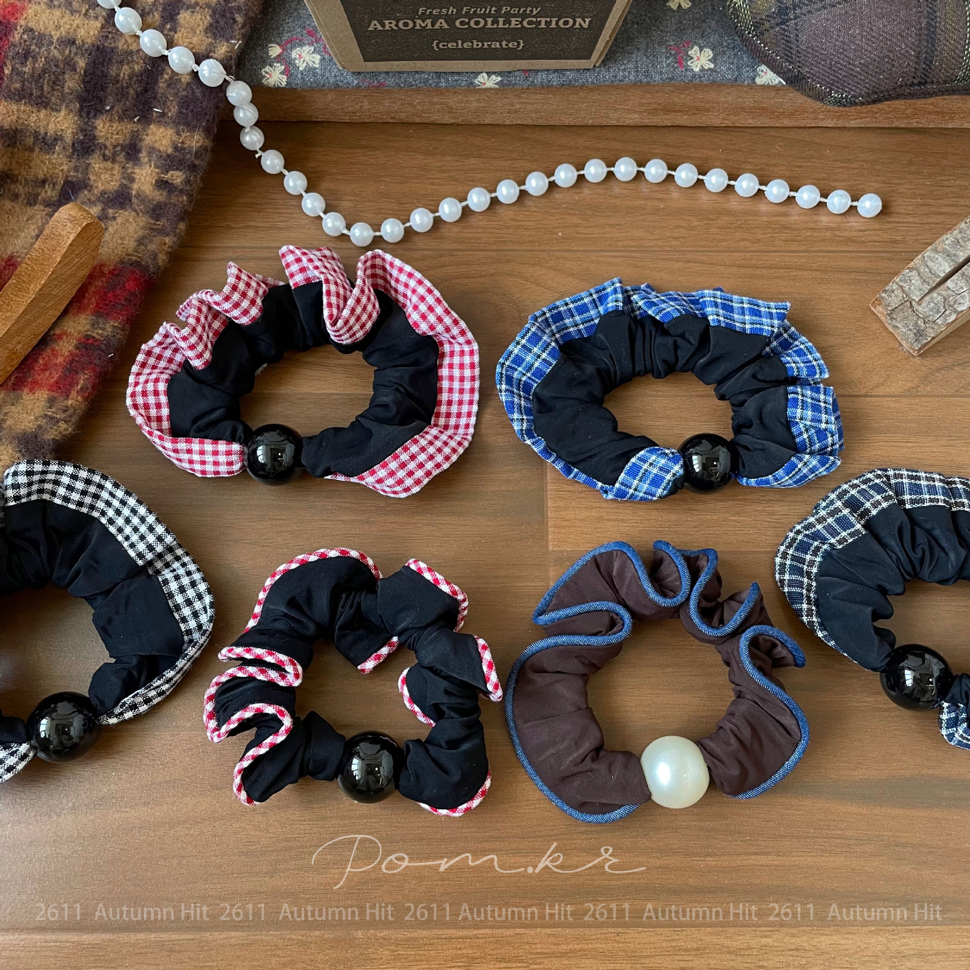 The Korean-style ins color-blocking checkered hair band with pearl accents, the large intestine circle, the elegant ponytail hair tie, and the niche design sense Specification image