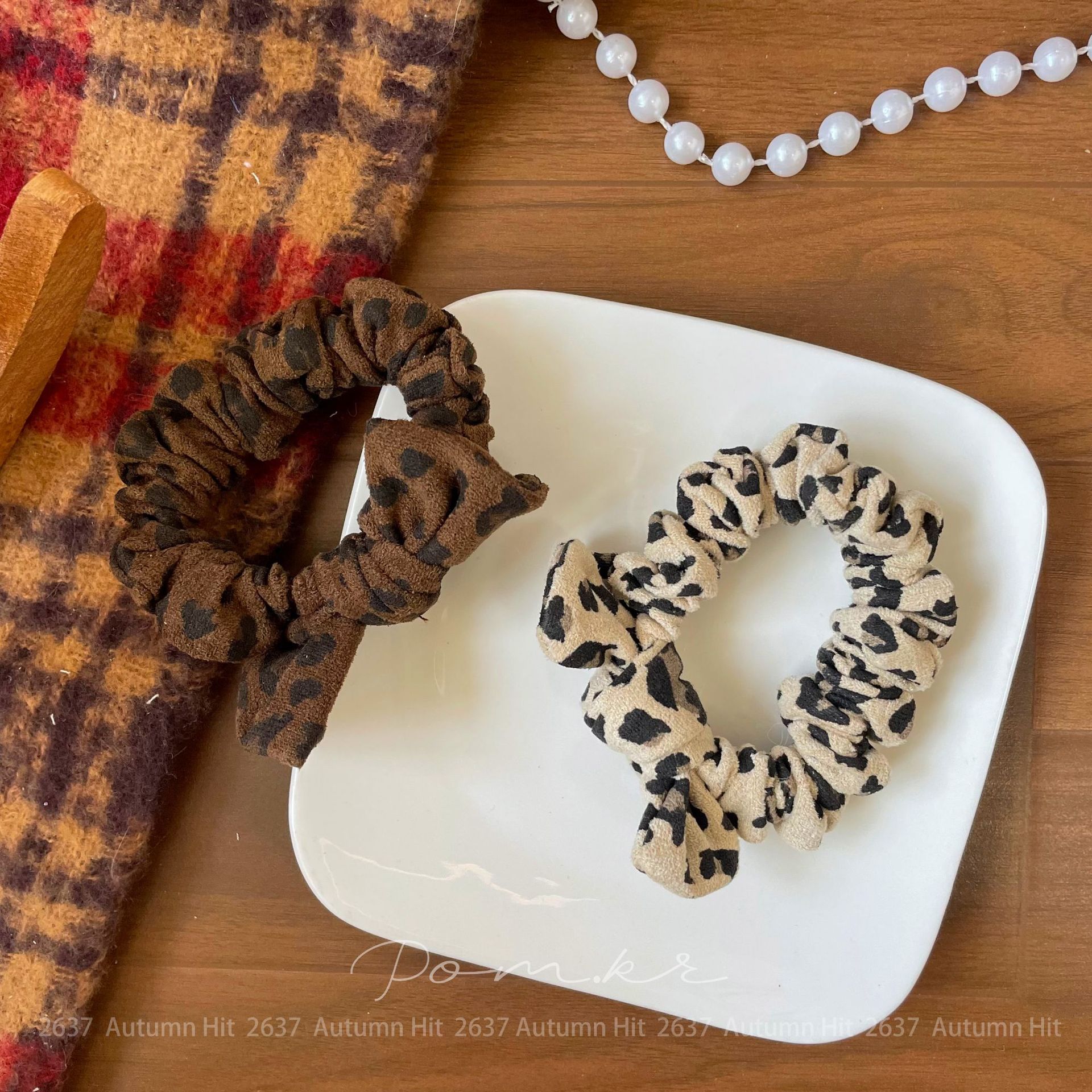 A new style of Korean-style retro leopard print small intestine hair band with a high-end, fashionable and stylish ponytail leather band hair accessory