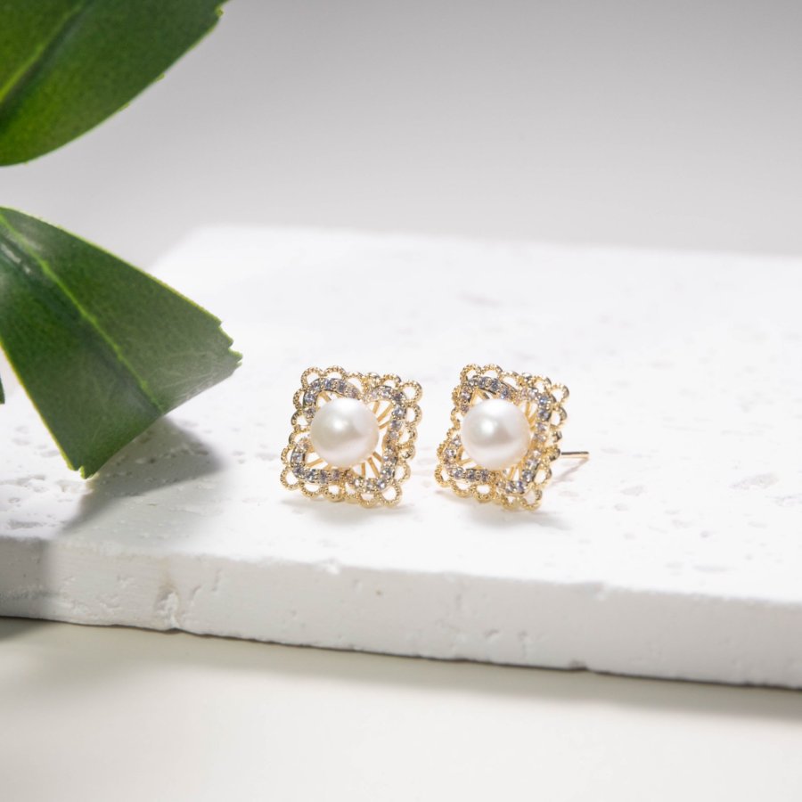 Xuhui brand's new InS-style sweet and hollowed-out lace pearl stud earrings are fashionable and elegant. They are copper-plated with real gold and 925 sterling silver needles details Picture