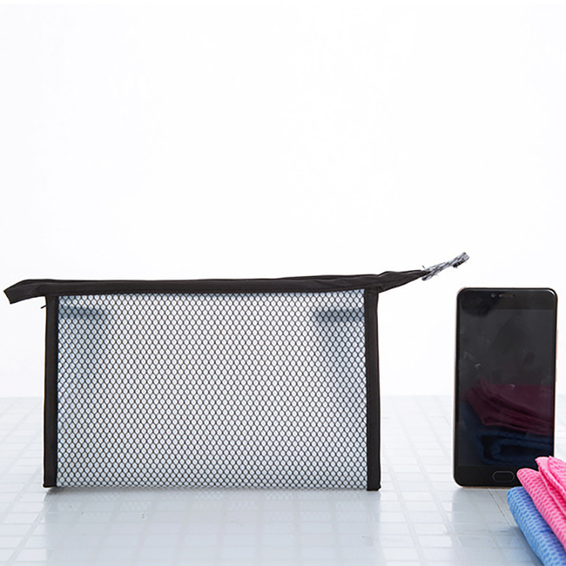 Transparent cosmetic bag, travel storage bag, portable PVC grid toiletry bag, waterproof travel cosmetic supplies storage bag Application Scenario