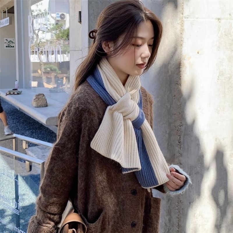 A short, cross-knitted scarf for women in autumn and winter, in Korean color, versatile and warm in winter. It's a neck protection for lazy people and is available for wholesale at popular street stalls Application Scenario