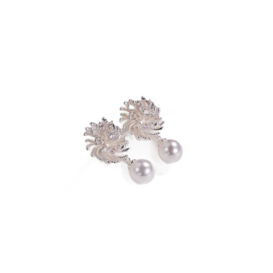 Xuhui brand's new copper-plated real gold S925 silver needle freshwater pearl snowflake style commuter earrings exude a sense of high-end sophistication Item Picture