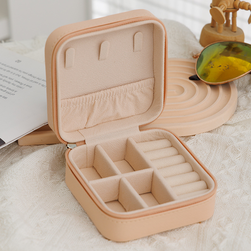 【 Cross Pattern 】 Zipper simple and portable jewelry box, Korean-style ring, stud, storage box, flip cover for easy carrying, small accessories Application Scenario