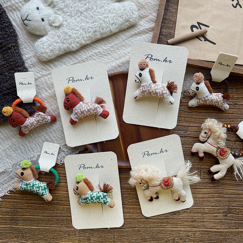 New Korean-style autumn and winter fabric handcrafted ponytail hair clips, children's side wavy bangs clips, elastic ponytail hair bands Application Scenario