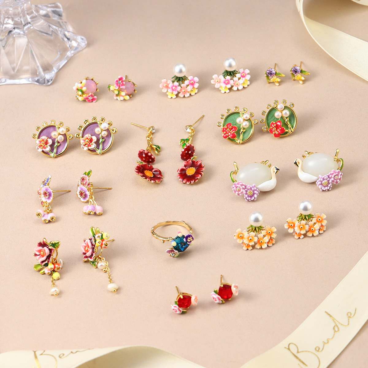 Fresh and new Chinese-style floral stud earrings for spring and summer, high-end enamel pearl earrings, retro Chinese-style tassel earrings for women