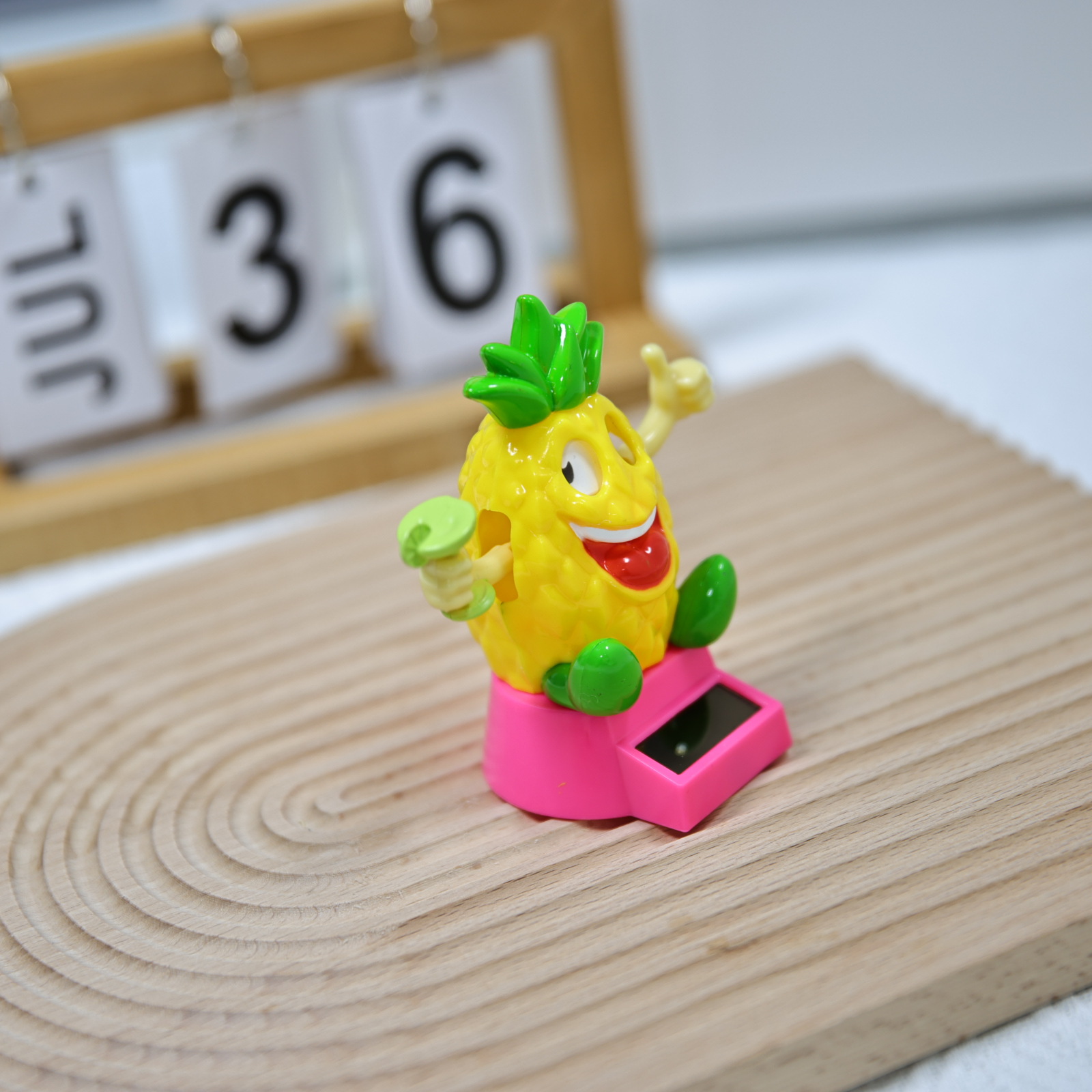 Factory direct sales of solar automatic rocker car ornaments, Halloween gifts, pineapple ghost ornaments Item Picture