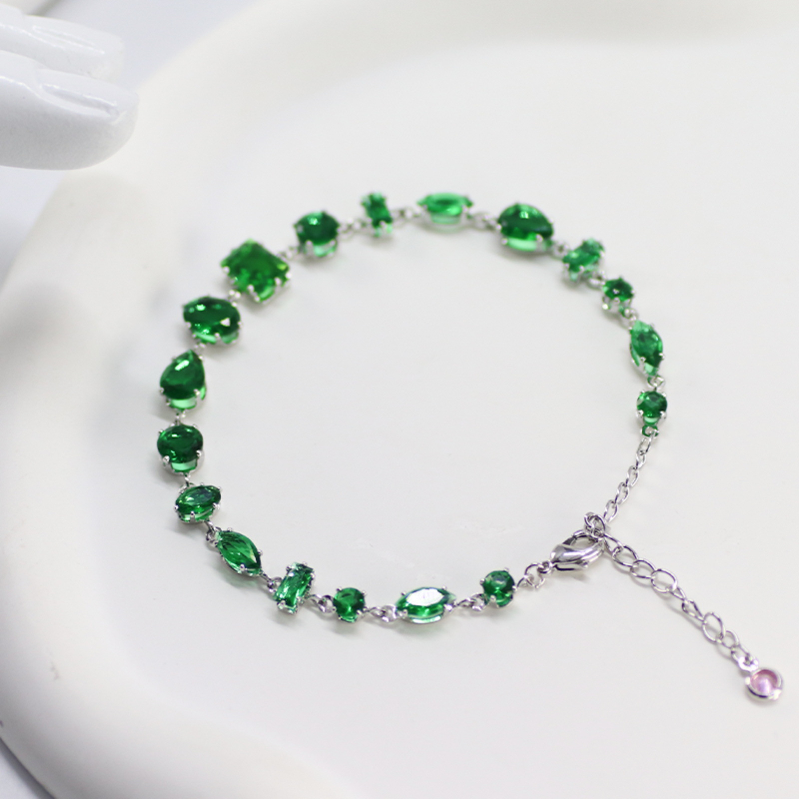 This light luxury forest-themed, fresh geometric green zircon bracelet exudes a niche and sophisticated sophistication, making it a versatile accessory Specification image
