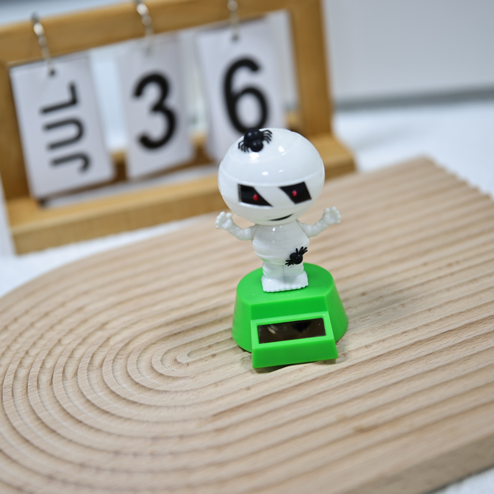 Cross-border best-selling solar-powered car automatic rocker, Halloween gift, spider mummy ornament and accessory