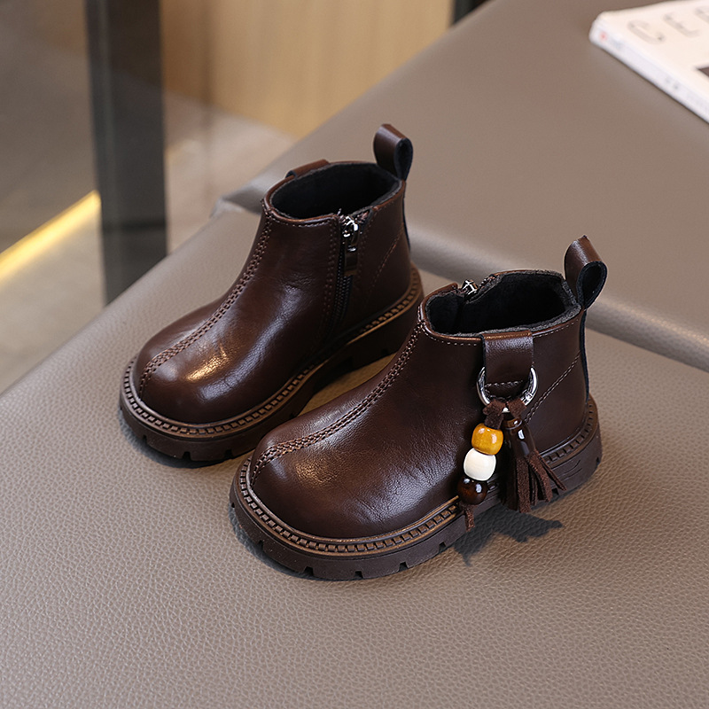 New autumn/winter 2025 children's short boots, Dr. Martens boots with fleece, and fashionable leather boots for baby girls in winter Application Scenario
