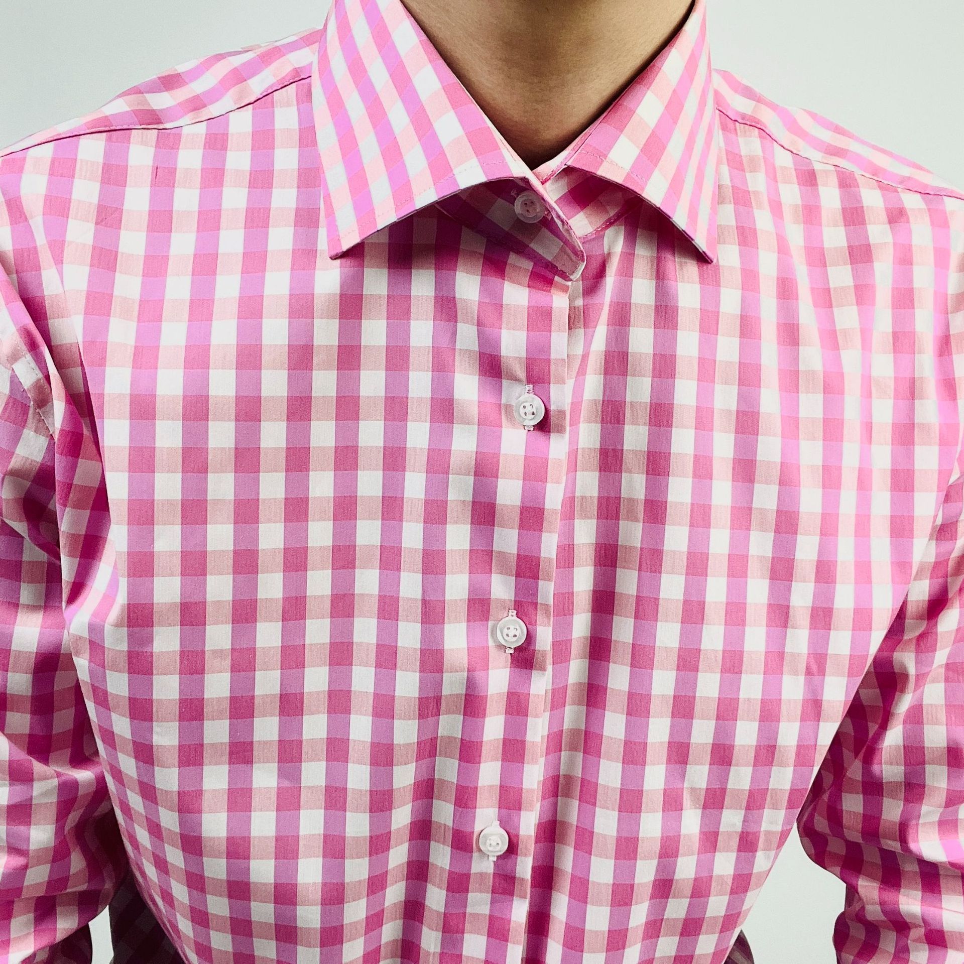 This unisplendour white and pink checkered long-sleeved shirt is casual, fashionable and versatile. The Windsor collar top is a new and elegant pink style Application Scenario