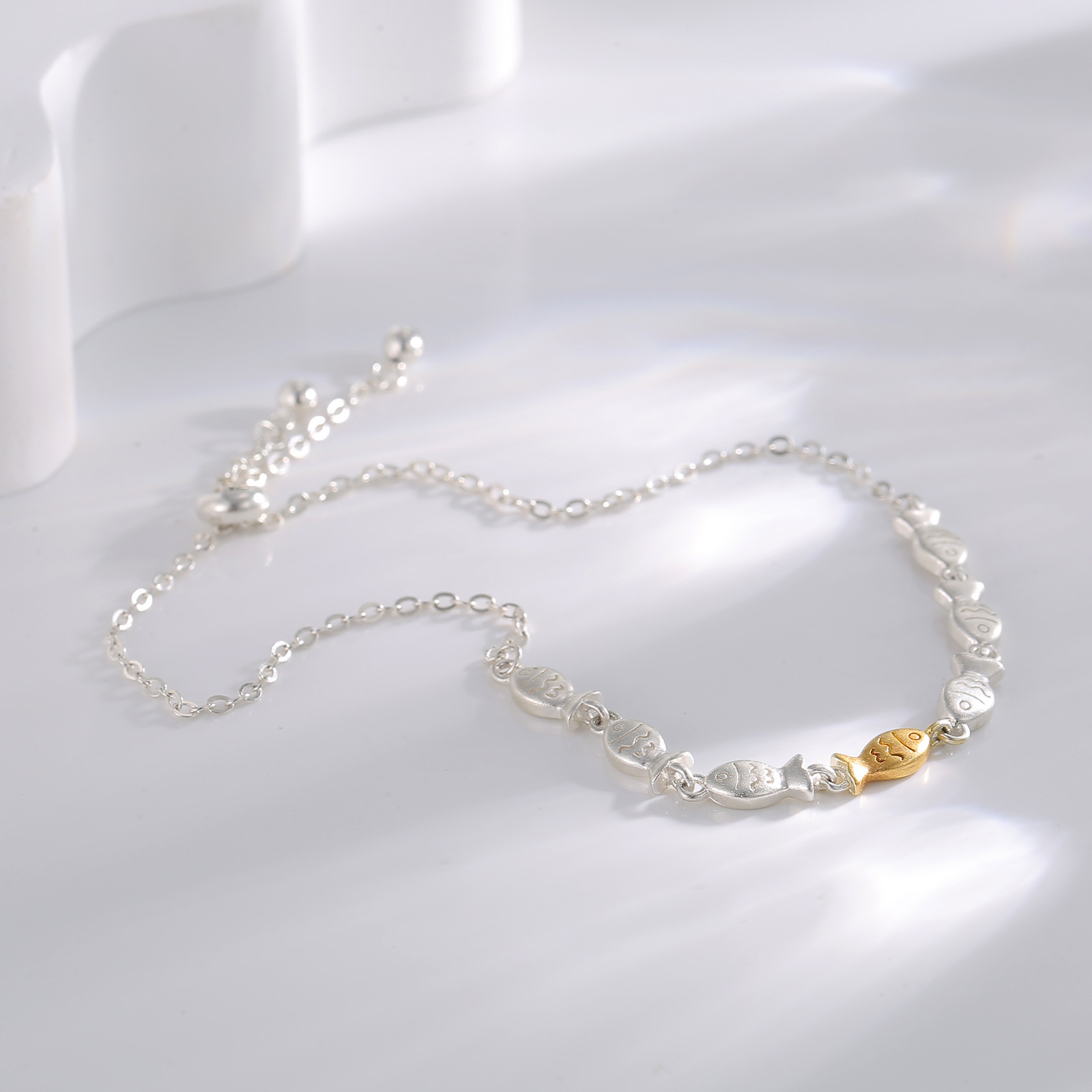 Silver Year Has a "Fish" bracelet for women, a small fish drawstring, and a minimalist Japanese and Korean design details Picture