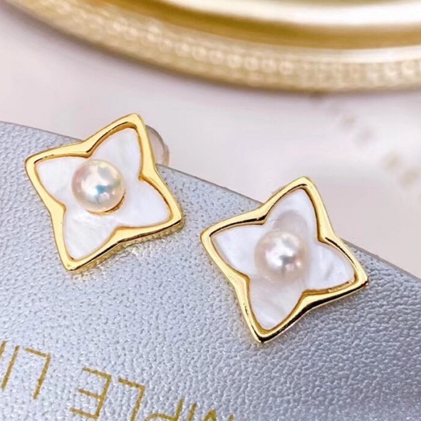 New high-end design, niche style, freshwater pearl stud earrings, women's trendy four-leaf clover earrings, exquisite, light luxury and versatile