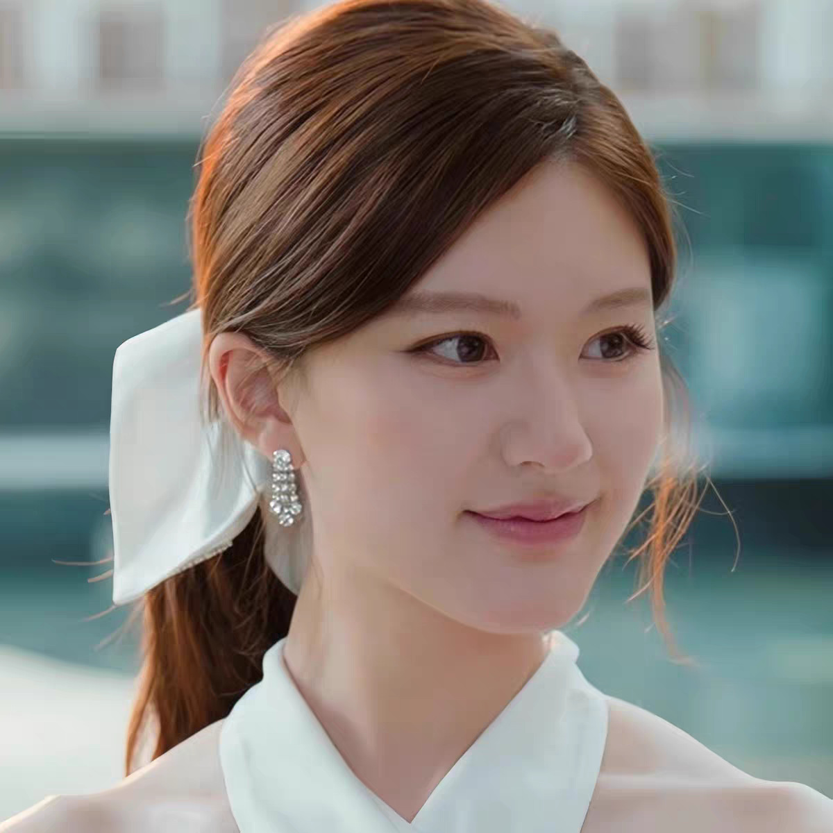 The same white square scarf, large intestine hair band, hair tie, ponytail hair tie, hair flower and hair accessory as Xu Yan and Zhao Lusi. 1 Specification image