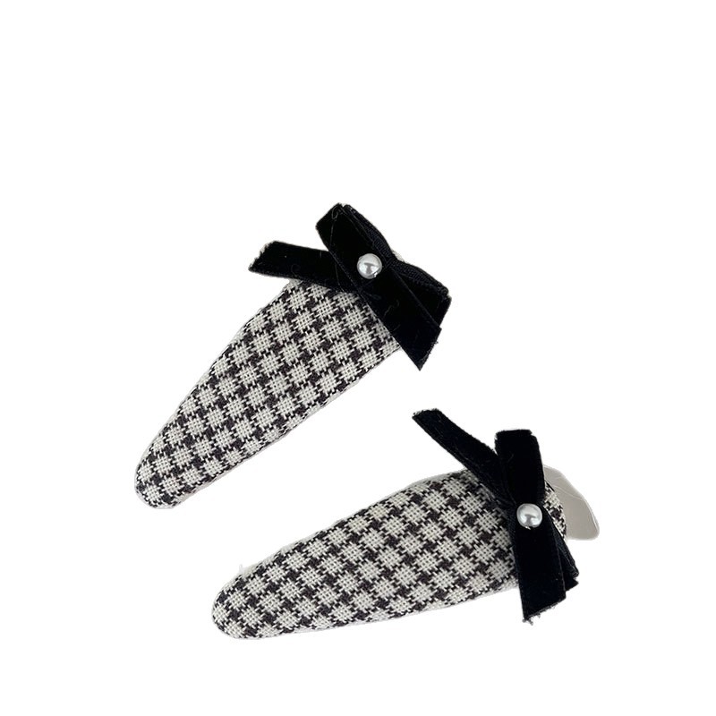 New Korean-style grand checkered hair clips made of fabric, handcrafted small chanel-style children's bye-bye clips, side broken bangs clips for girls Item Picture