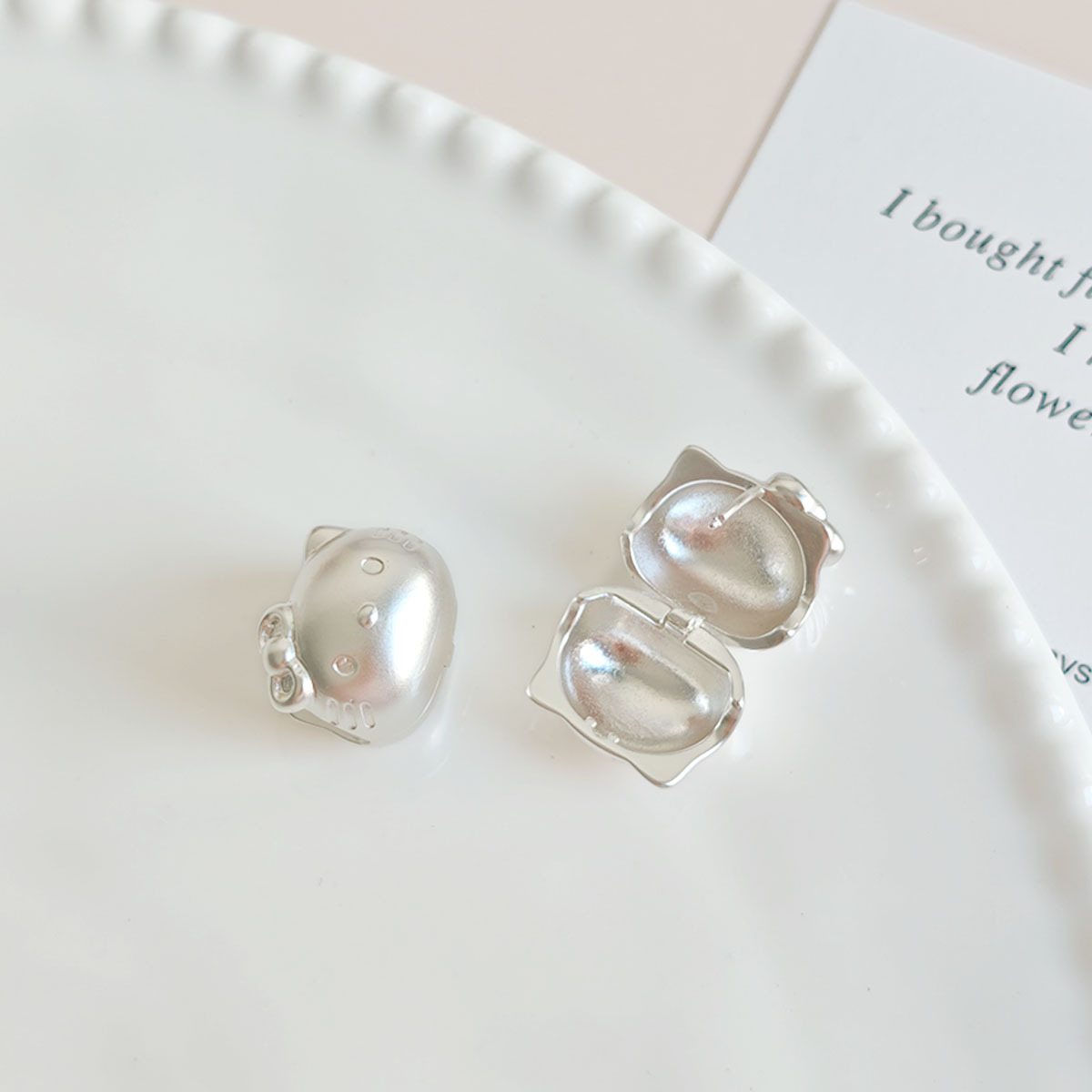 Korean-style simple matte three-dimensional Kitty cat ear buckles, exquisite, sweet and cute, girlish, niche and versatile earrings Specification image