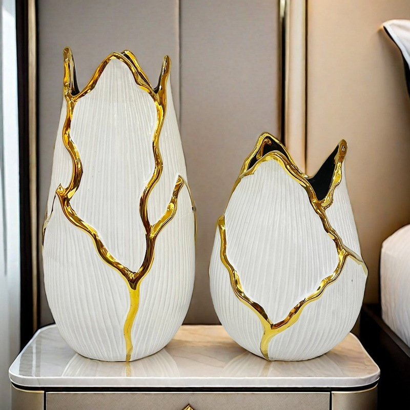 Light luxury electroplated ceramic vase decoration, simple model room soft decoration, living room creative outlet vase arrangement, golden floral art paired with cracked ceramic vase Application Scenario