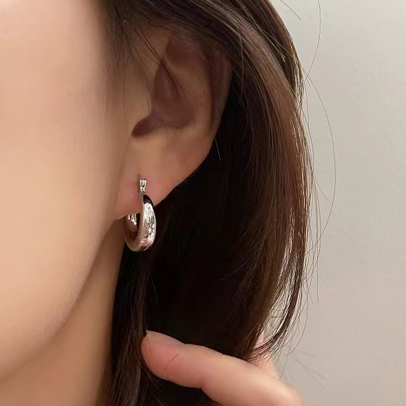 European and American cross-border metal classic retro earrings on Instagram, cold and niche, high-end earrings for ladies, wholesale for women Application Scenario