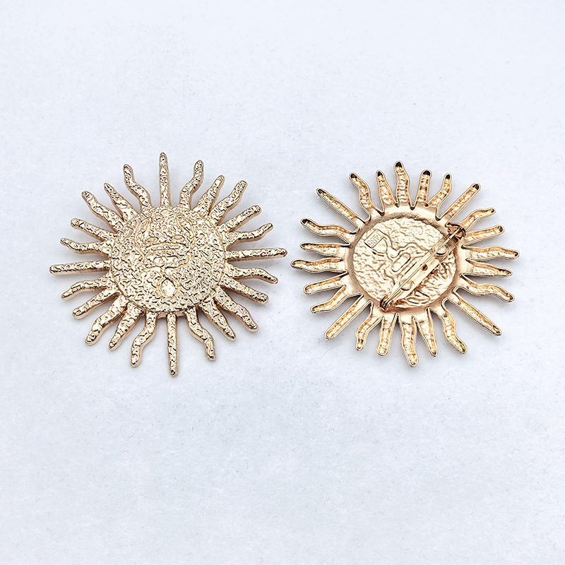 Creative and fashionable metal irregular-shaped decorative pins, versatile suit jackets, exquisite and personalized brooch accessories Application Scenario