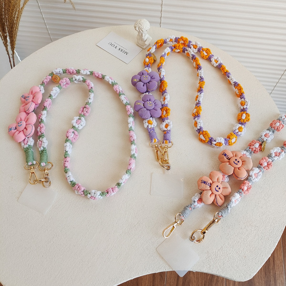 This is a new style for girls with a phone lanyard that can be worn diagonally across the body, is long and anti-loss, and can be carried over the shoulder. It features hand-woven small Daisy flowers and is versatile