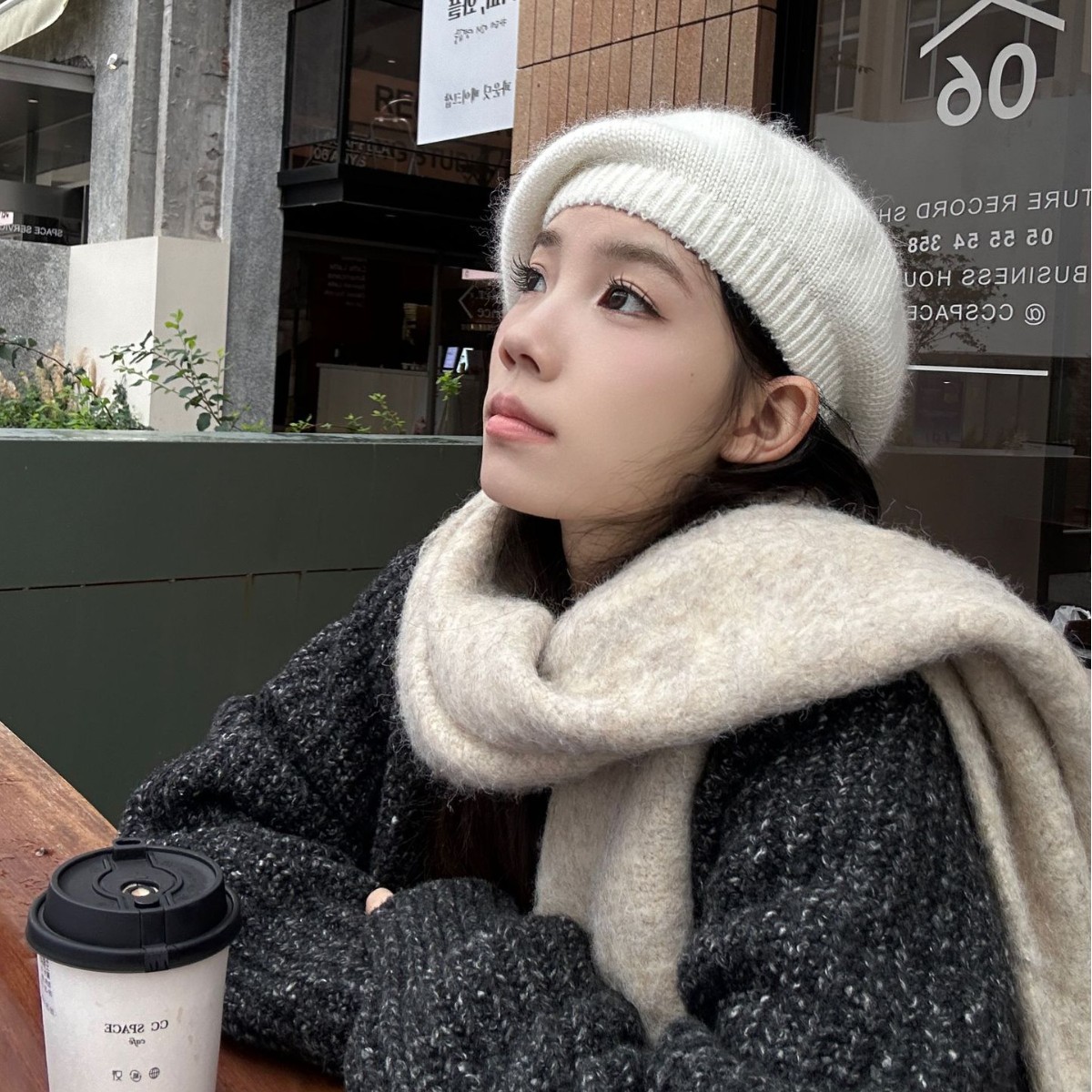 The Korean-style Internet celebrity Bailey Square face woolen knitted cap is a versatile and fashionable choice for women to keep warm and look good on their faces in autumn and winter Application Scenario